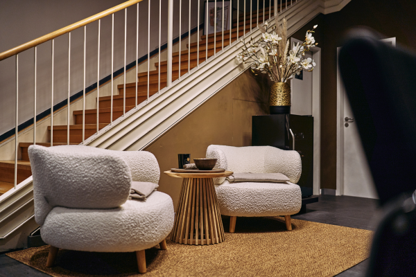 2 Sessel auf einem Teppich