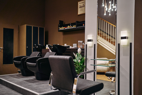 Bedienplatz und 2 Waschbecken in Friseursalon