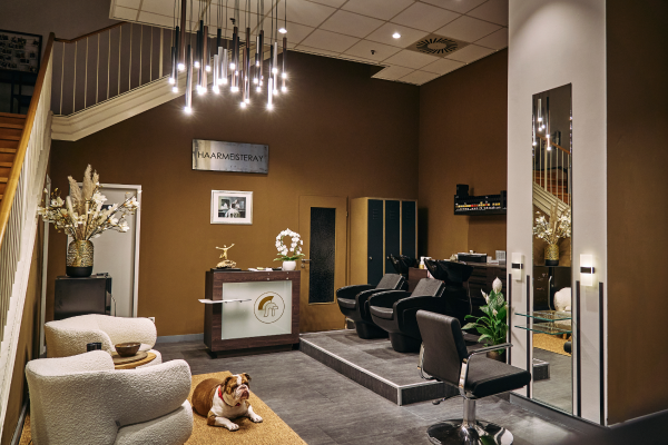 Friseursalon Innenraum mit Blick auf 2 Waschbecken